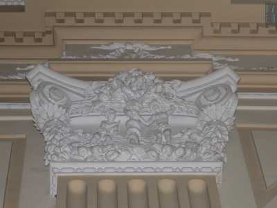 Dopo aver ammirato opere che coprono un arco di cinque secoli, fino alle novecentesche decorazioni geometriche e vegetali che ornano i capitelli dei pilastri...